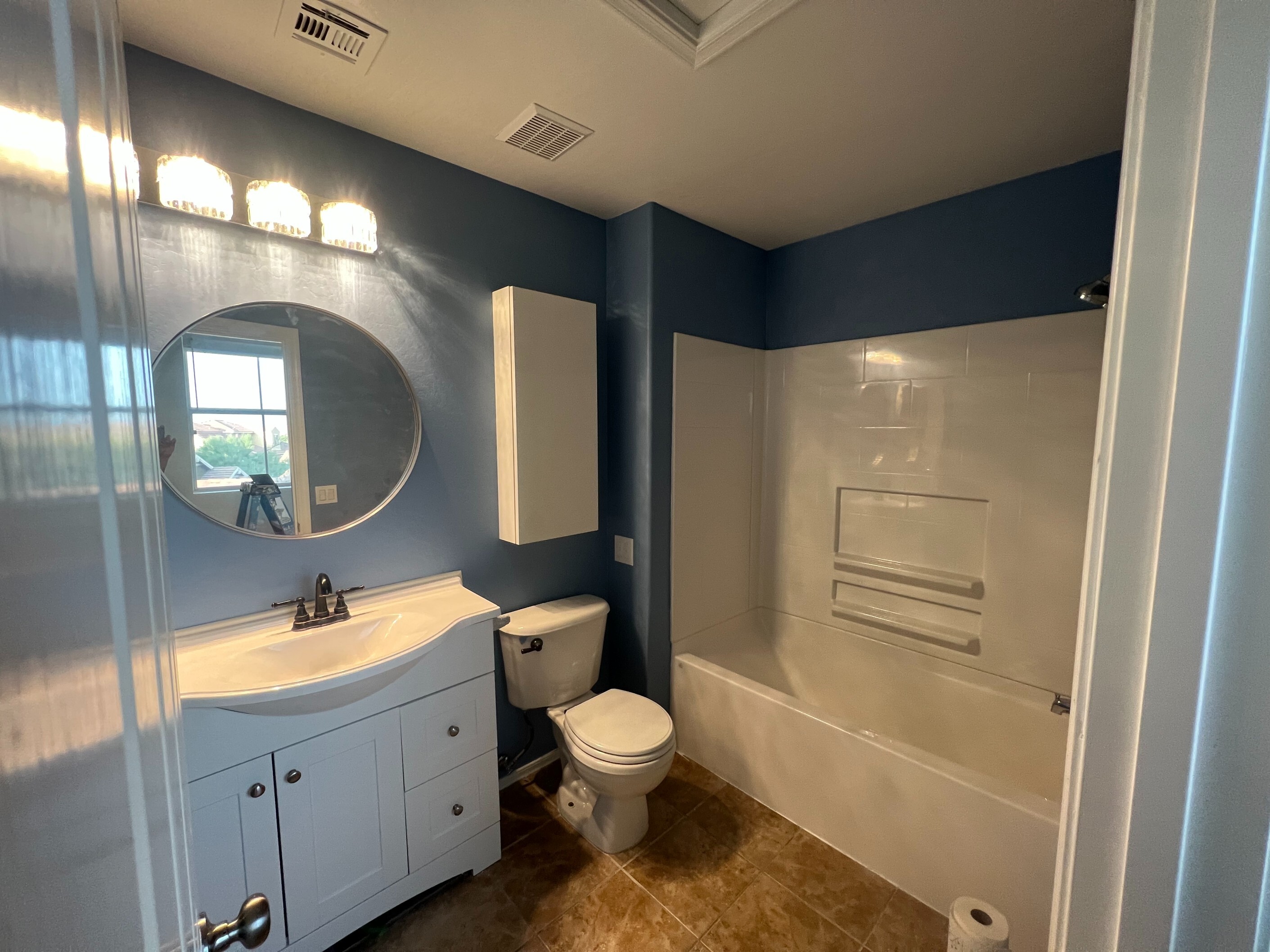 Gallery Image : New shower tub and walls