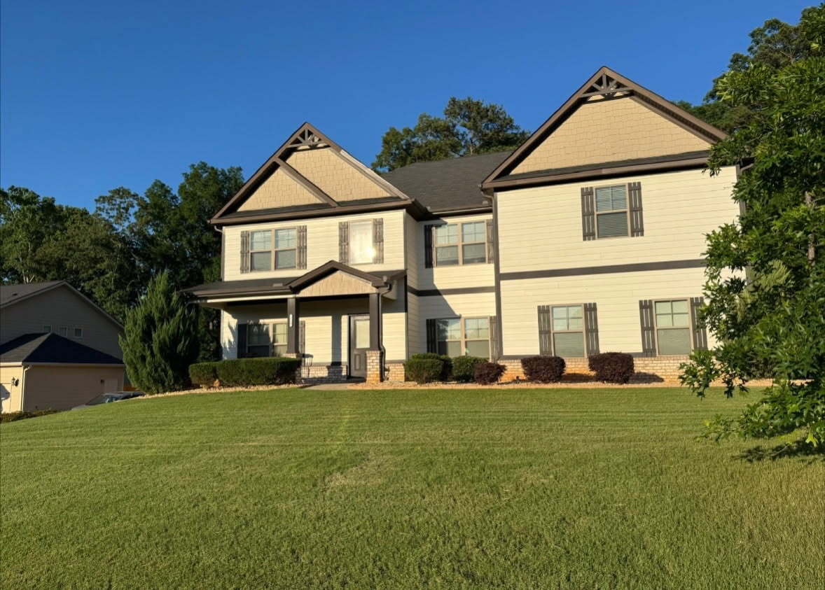 Gallery Image: Green Blades Lawn Care Service, LLC